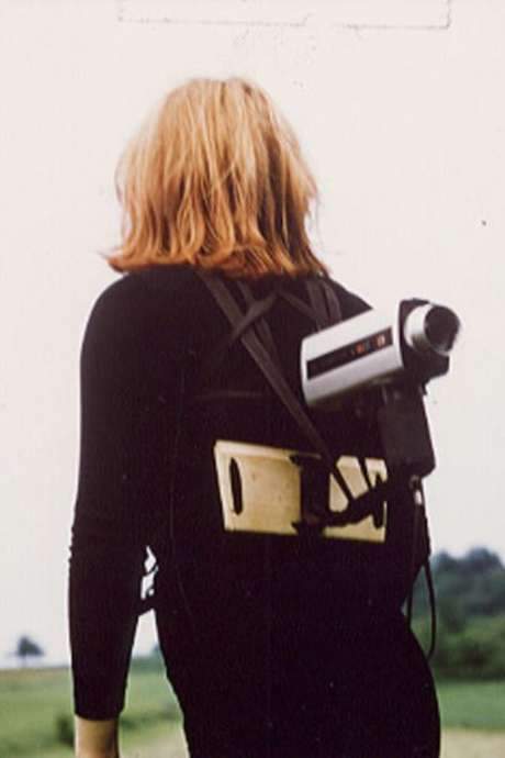 A meditative piece uses the body to explore surroundings and vice versa. The film makes the act of showing itself visible, turning portrayal into subject. Cinematically it creates a spatial sense—showing the body front, back, above, below and from an external central view—blending opposite zones into an imperceptible time‑space continuum that moves with the camera.
